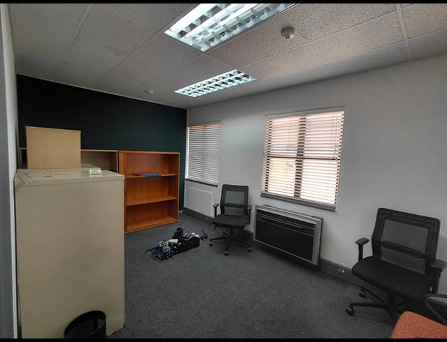 35M² OFFICE TO LET IN EPSOM DOWNS